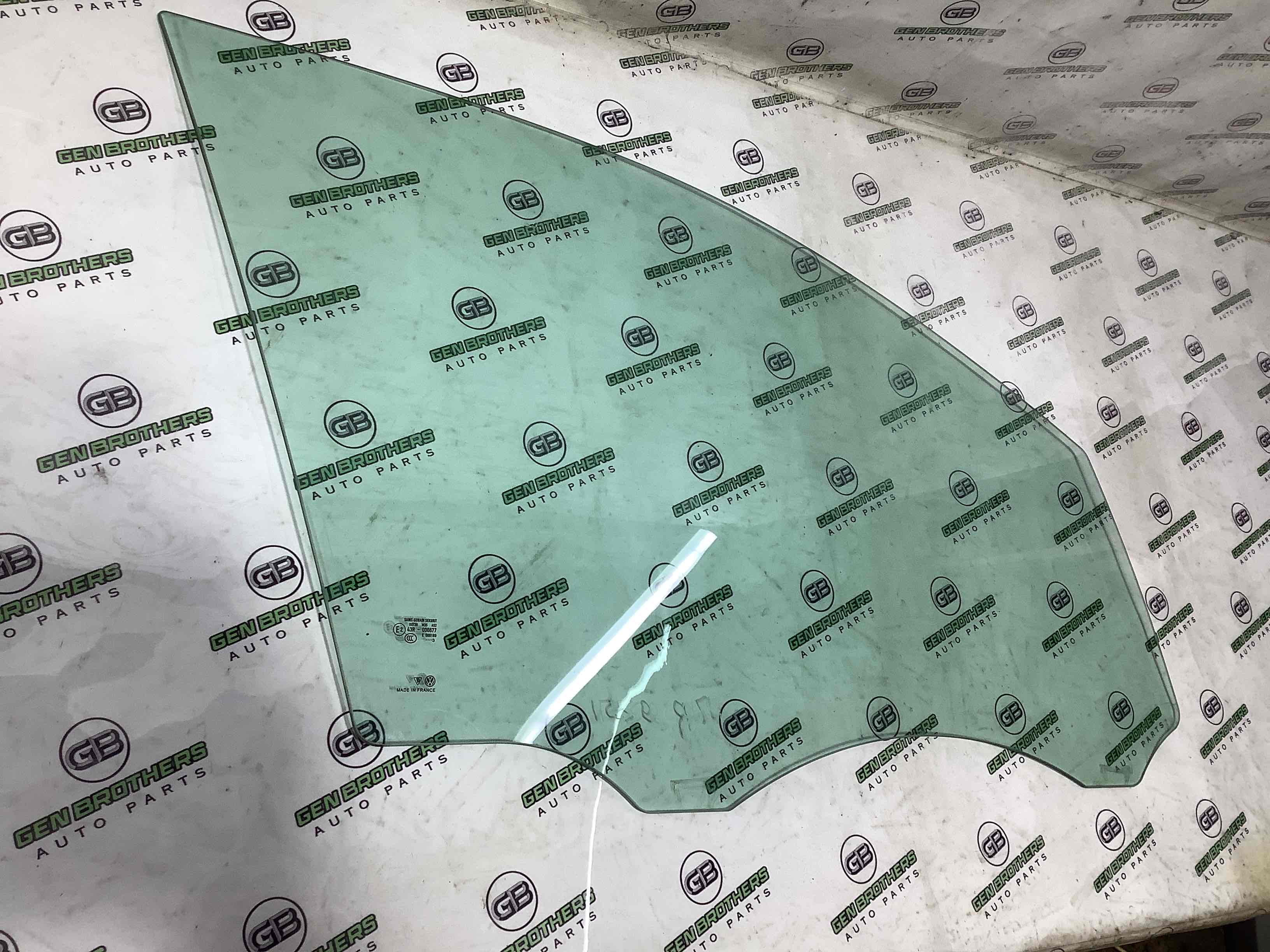 Скло переднє праве