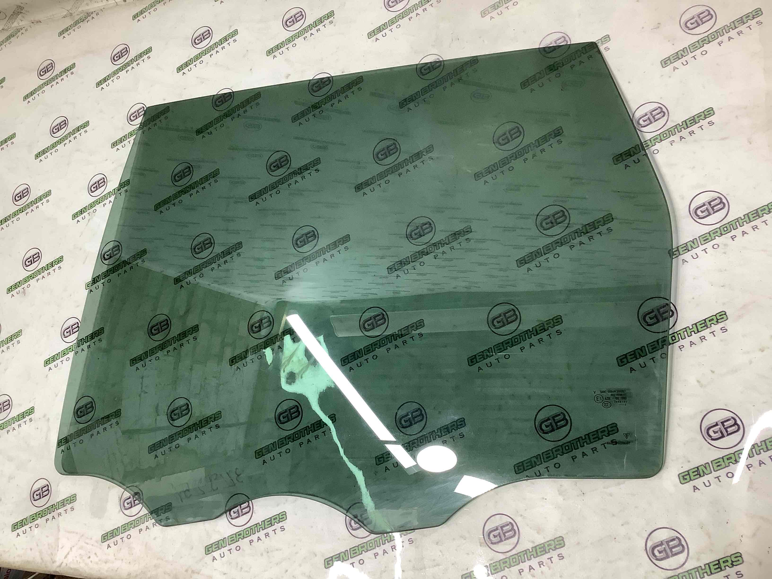 Скло заднє ліве