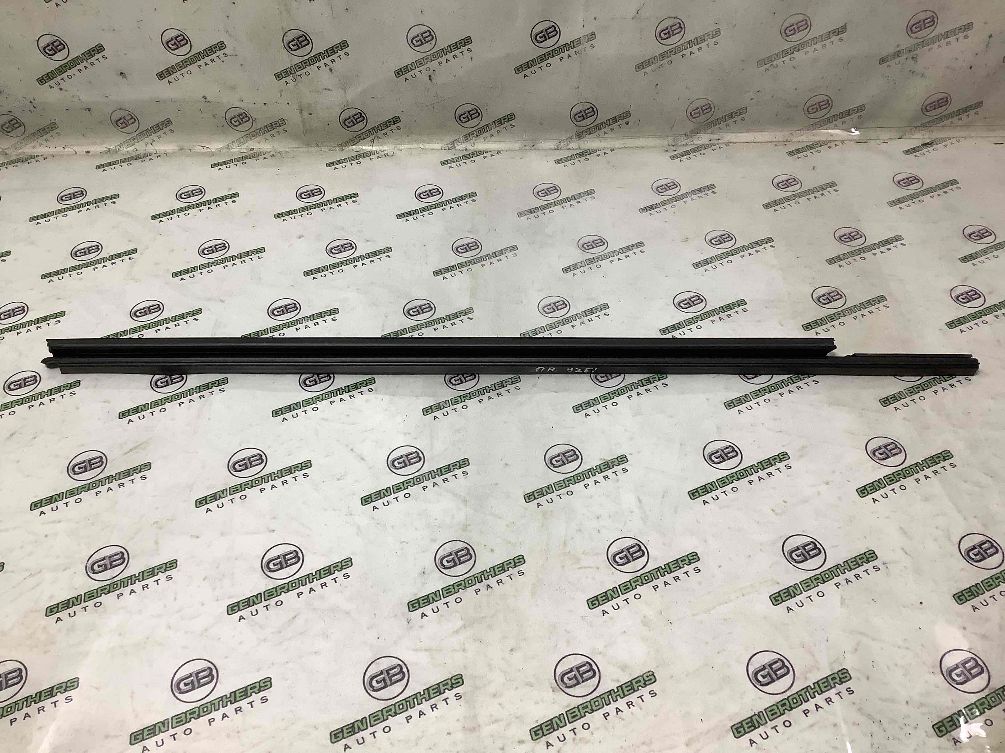 Ущільнювач скла, двері