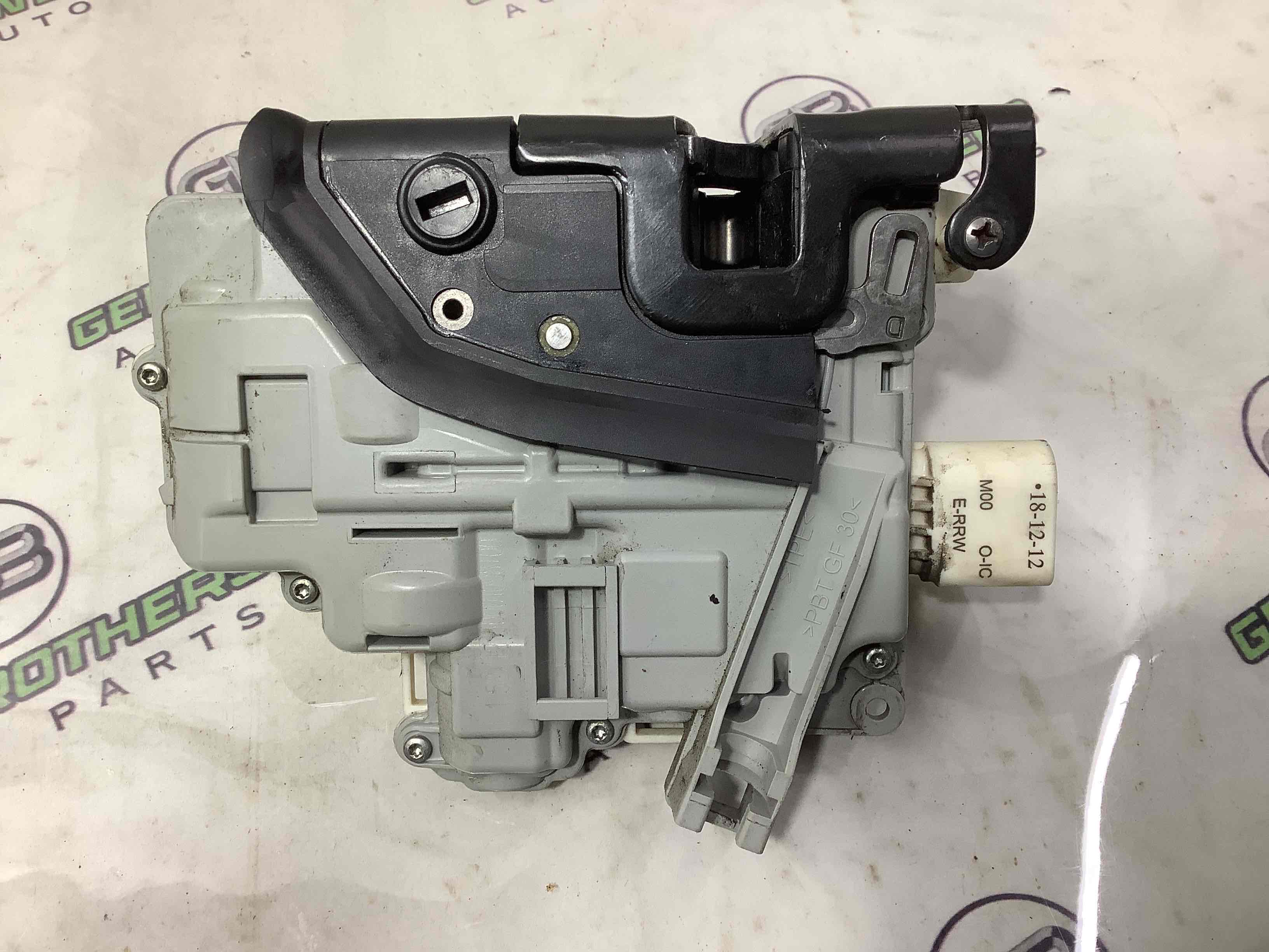 Замок дверей задньої правої