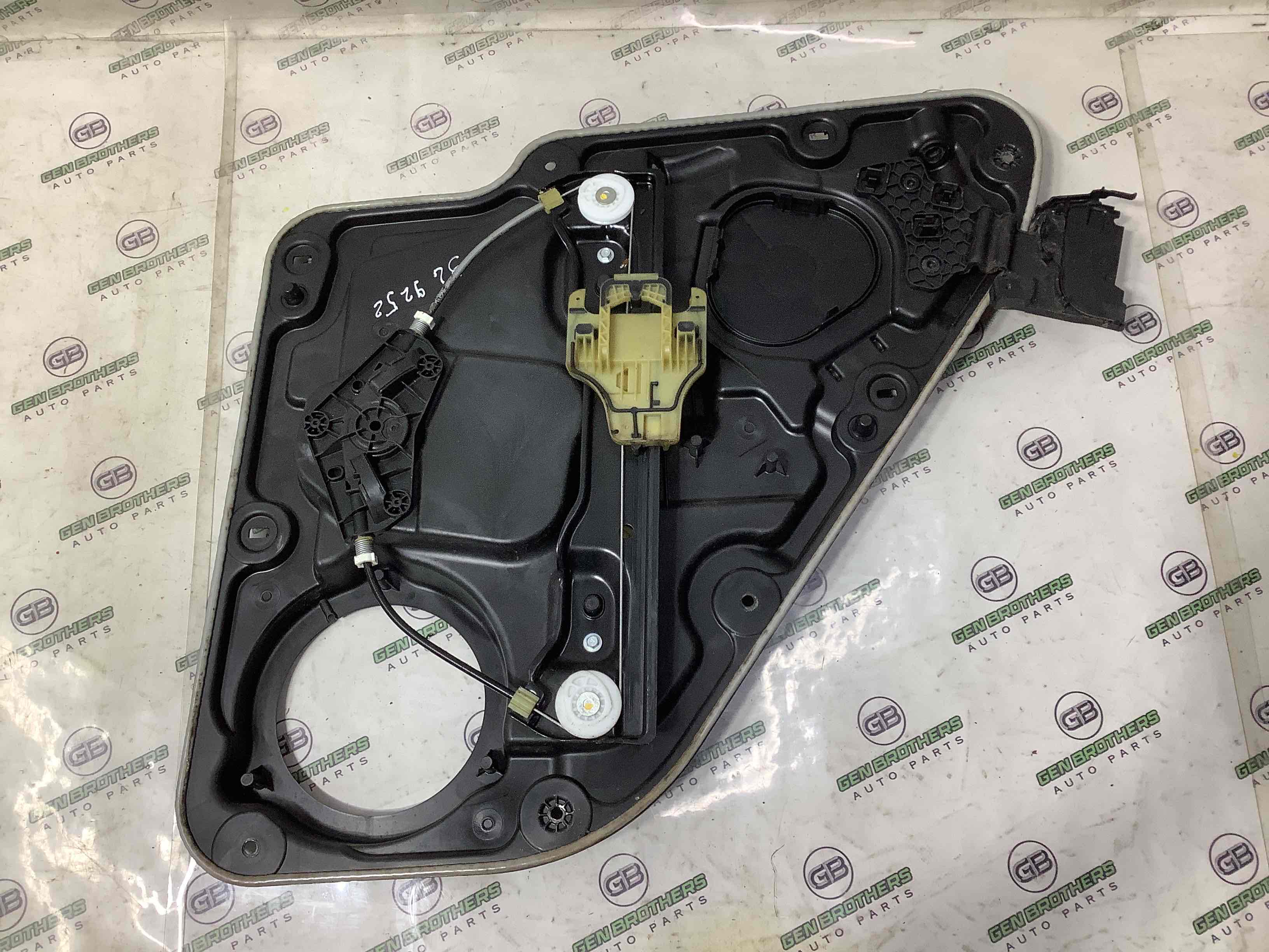 Склопідйомник задній лівий