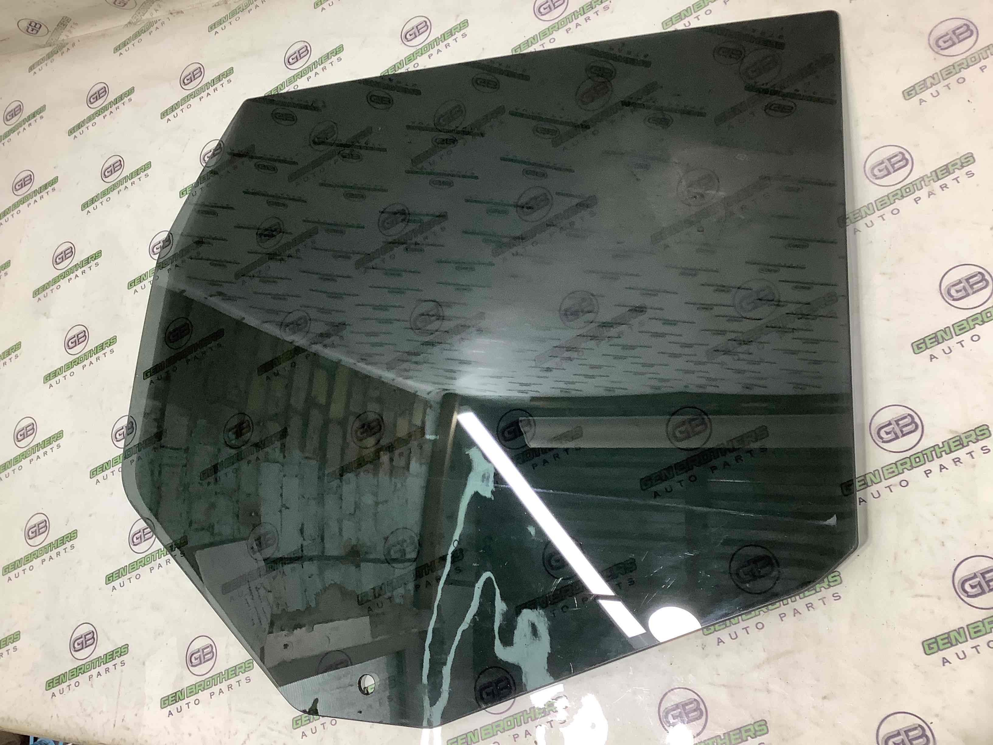 Скло заднє праве