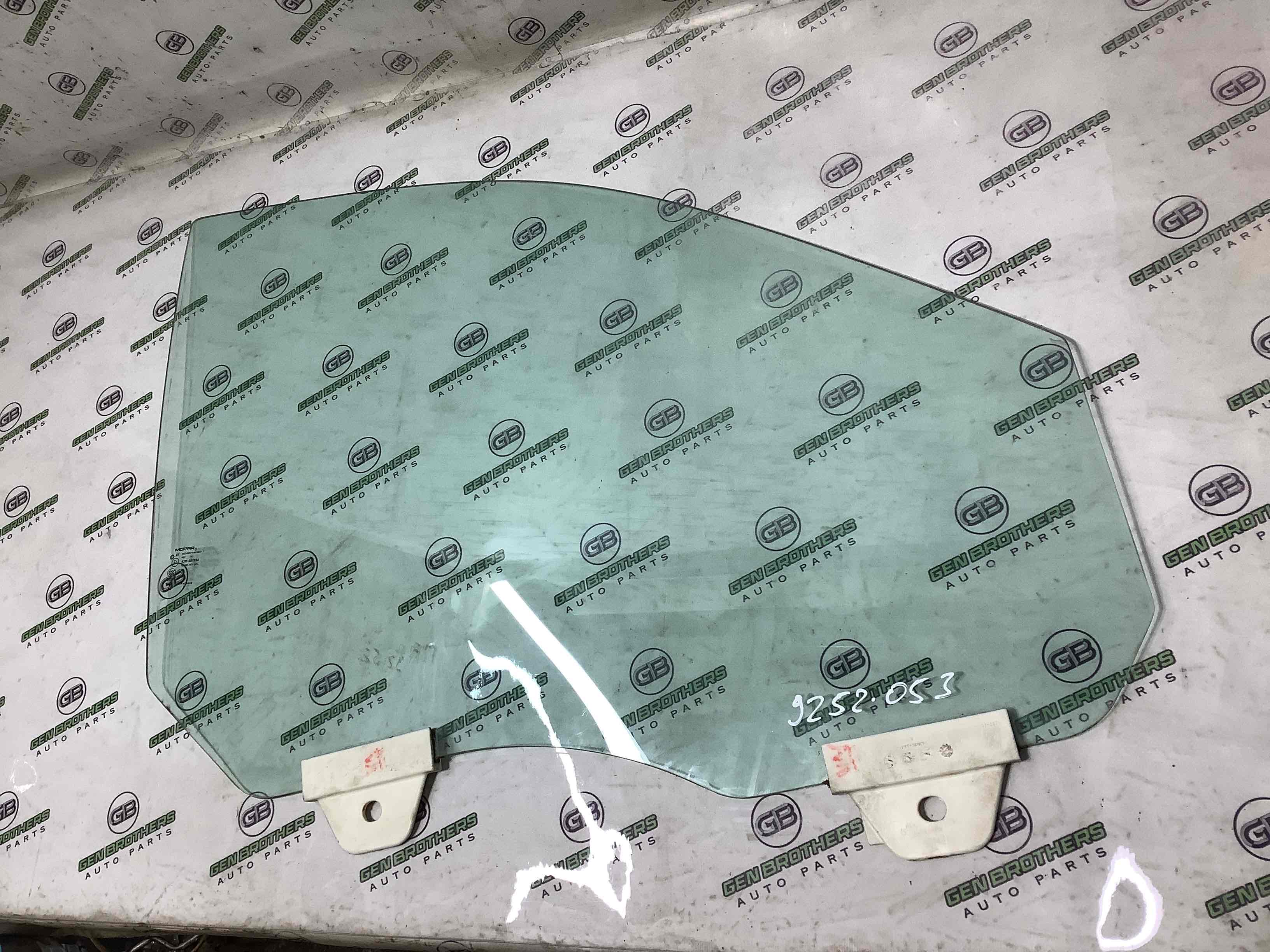 Скло переднє праве