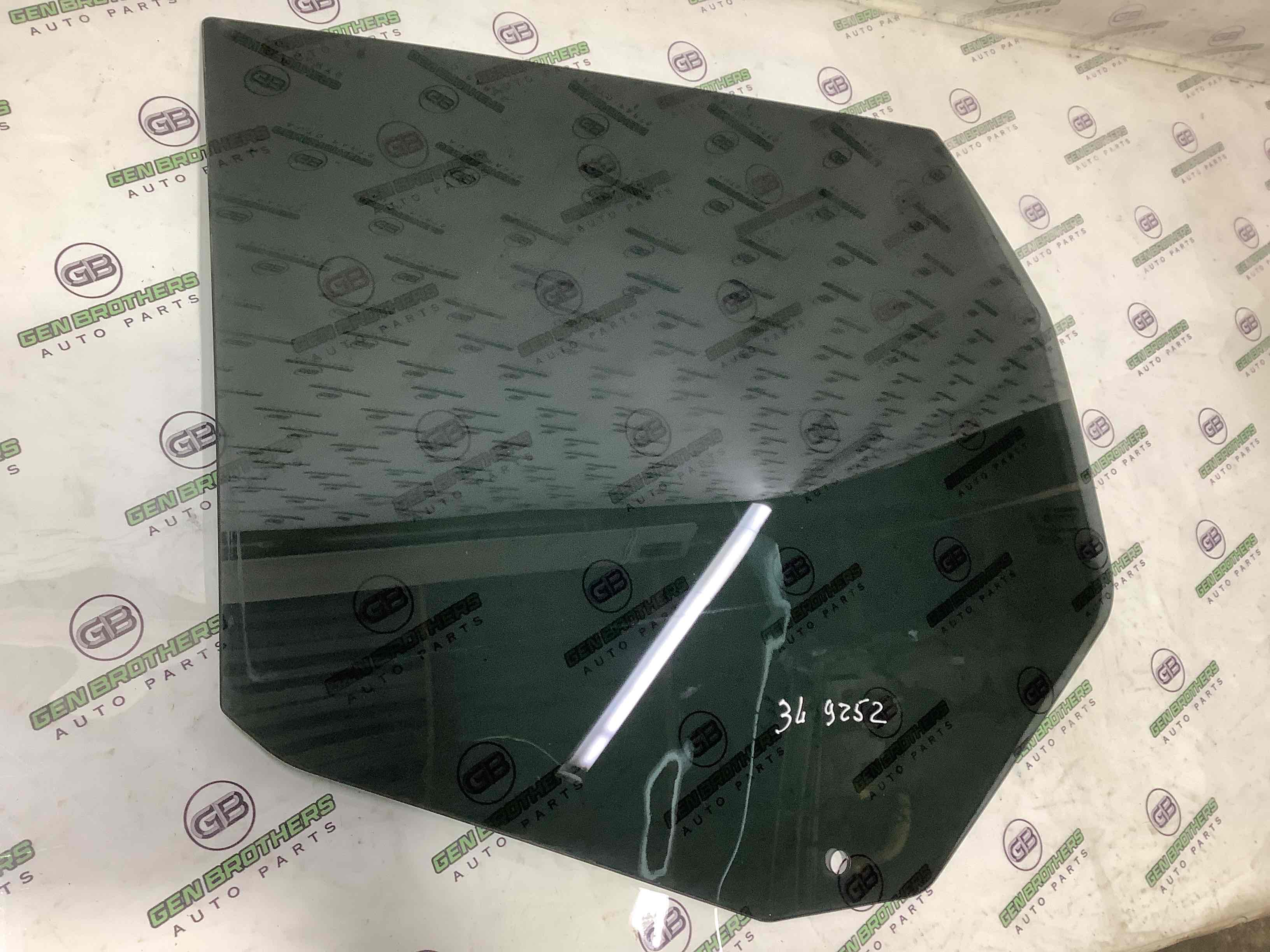 Скло заднє ліве