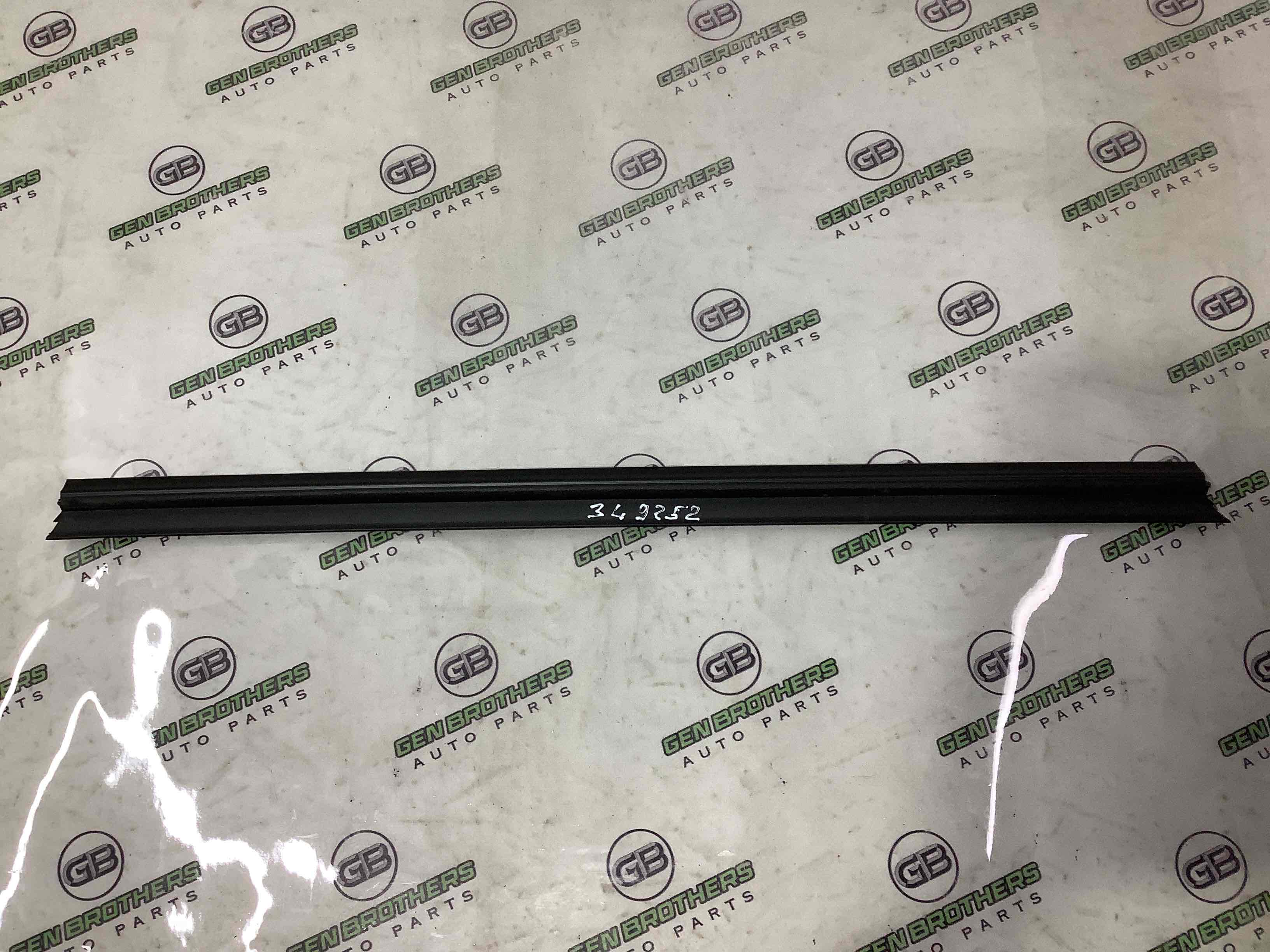 Ущільнювач скла, двері