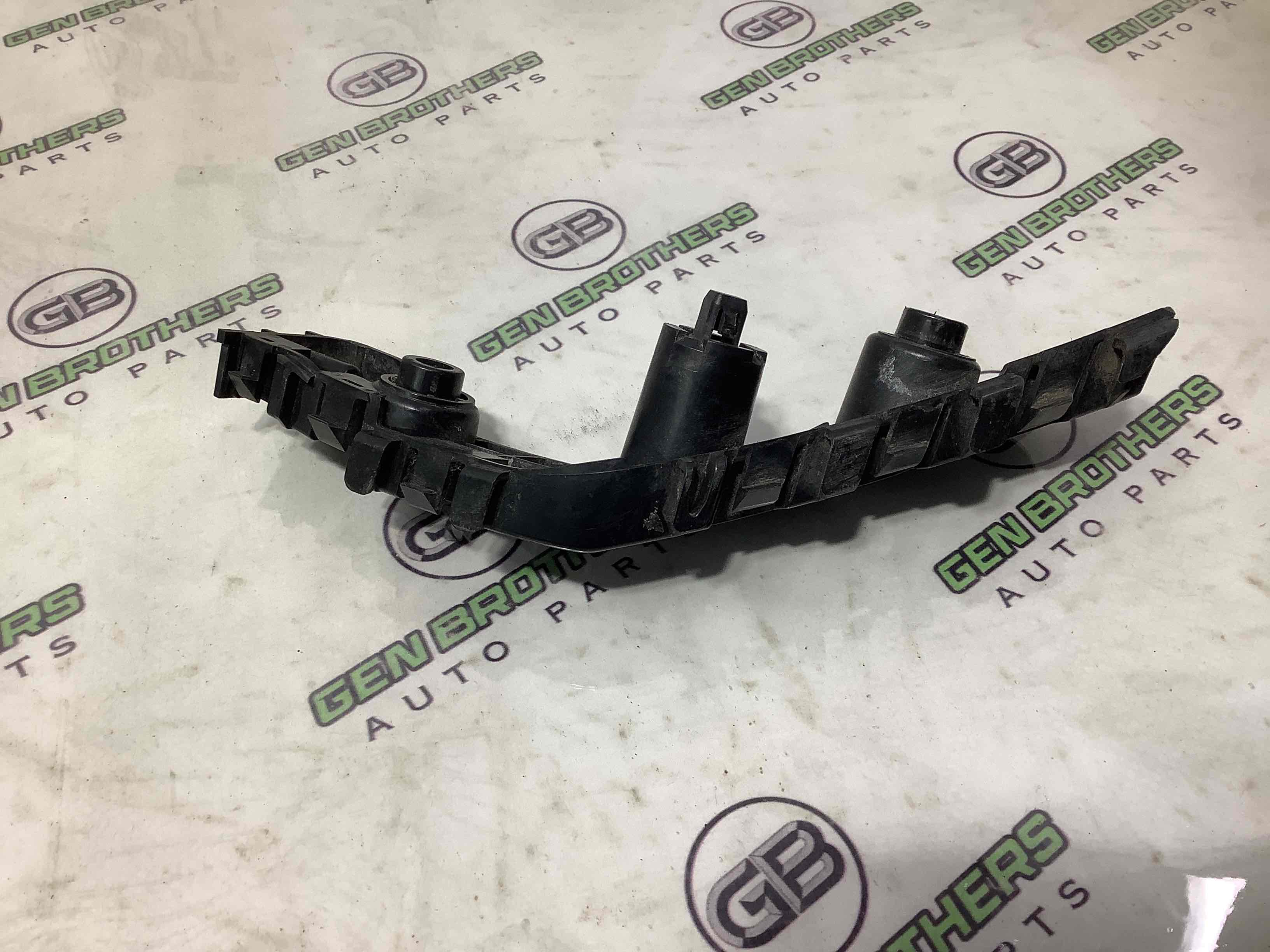 Кріплення переднього бампера праве