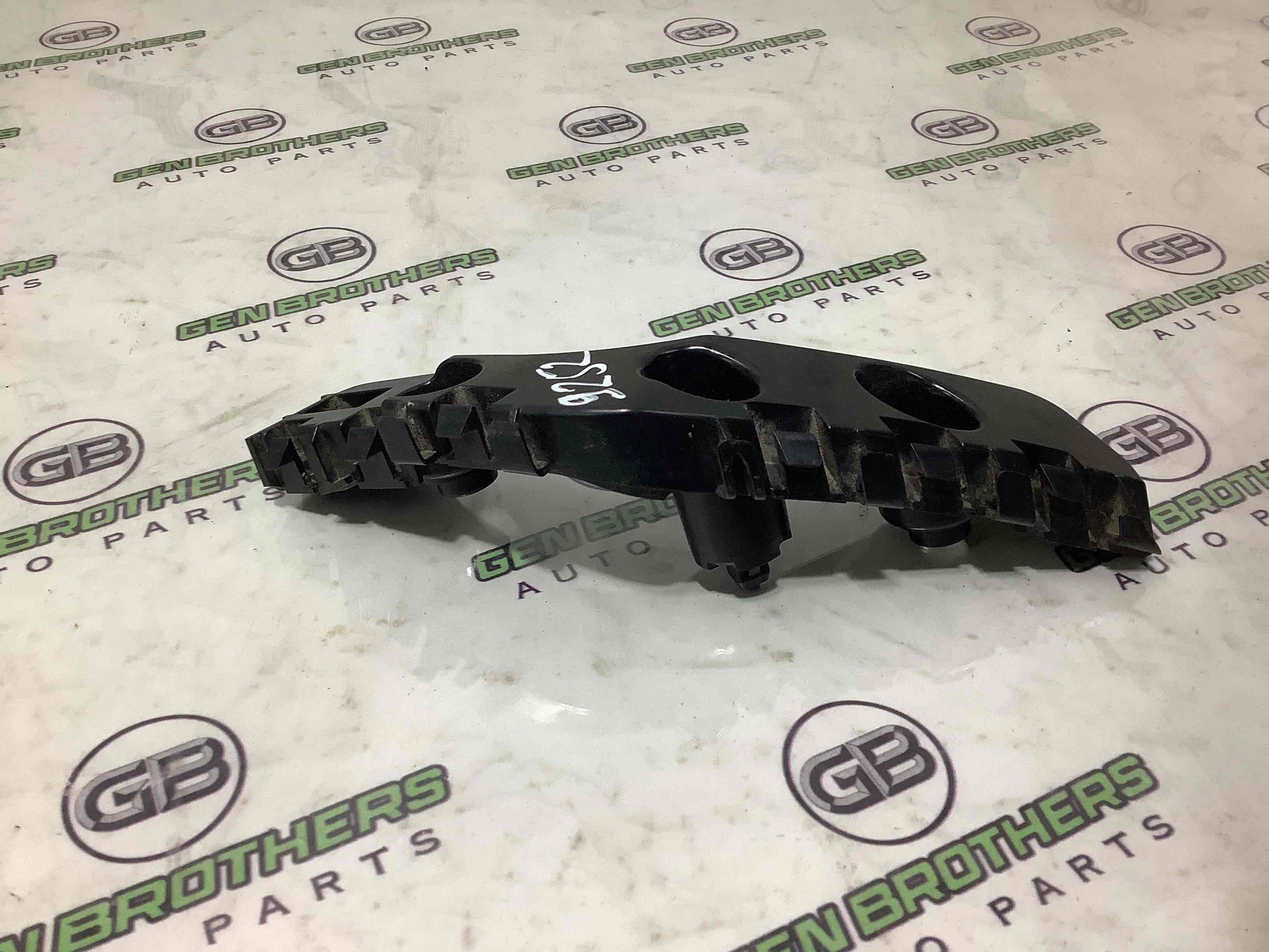 Кріплення переднього бампера ліве