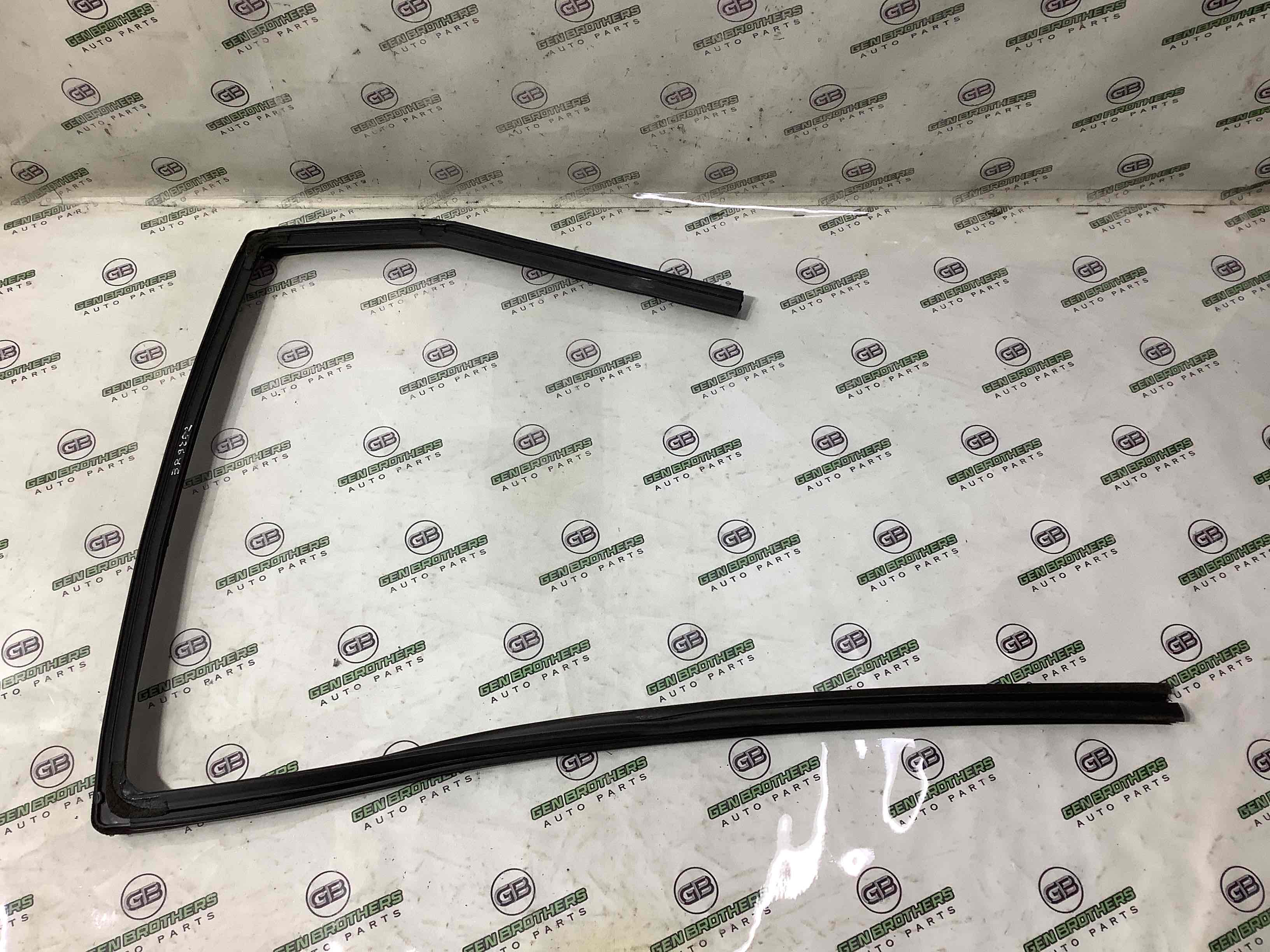 Ущільнювач скла, двері