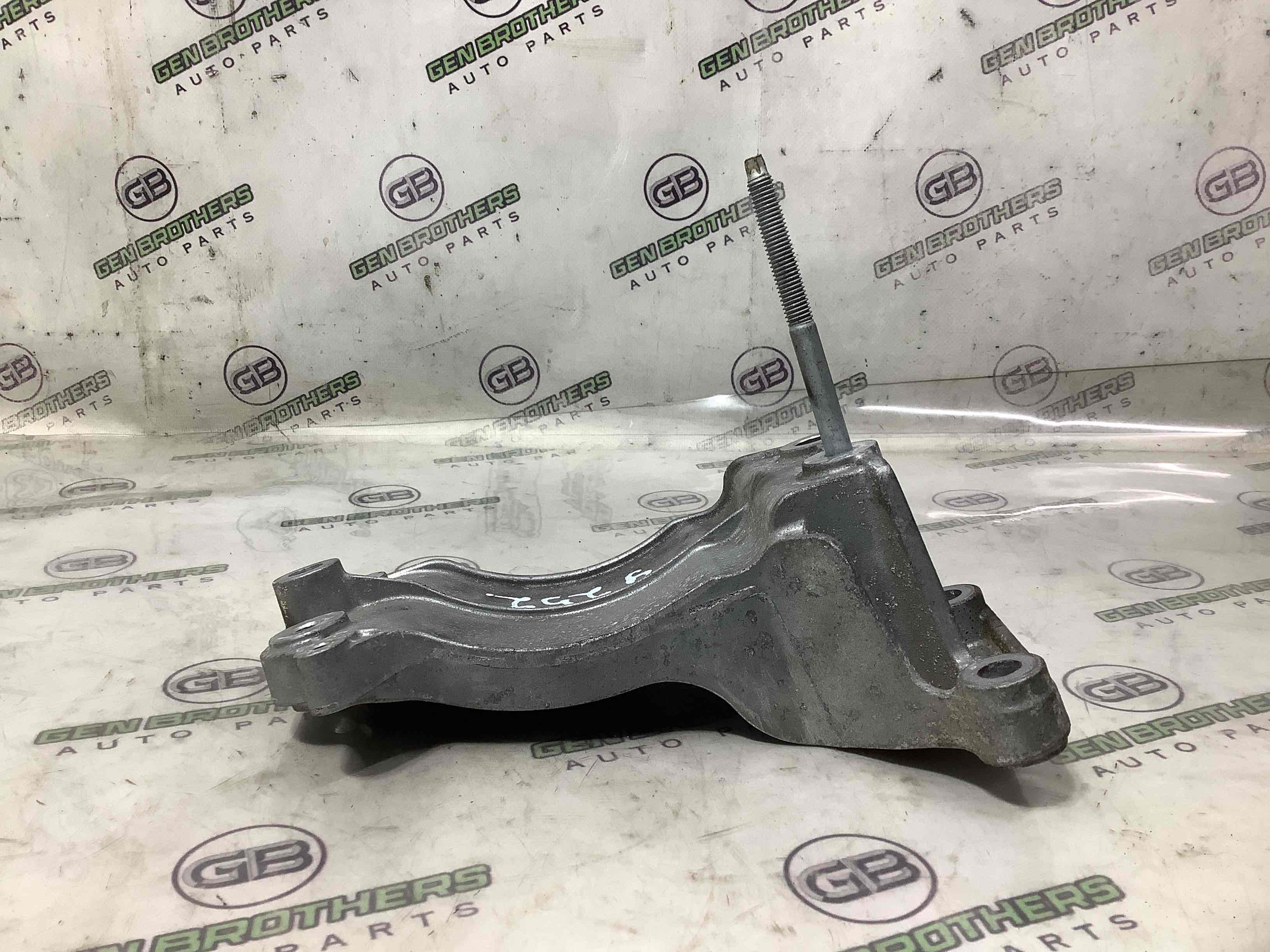 Генератор, кронштейн генератора