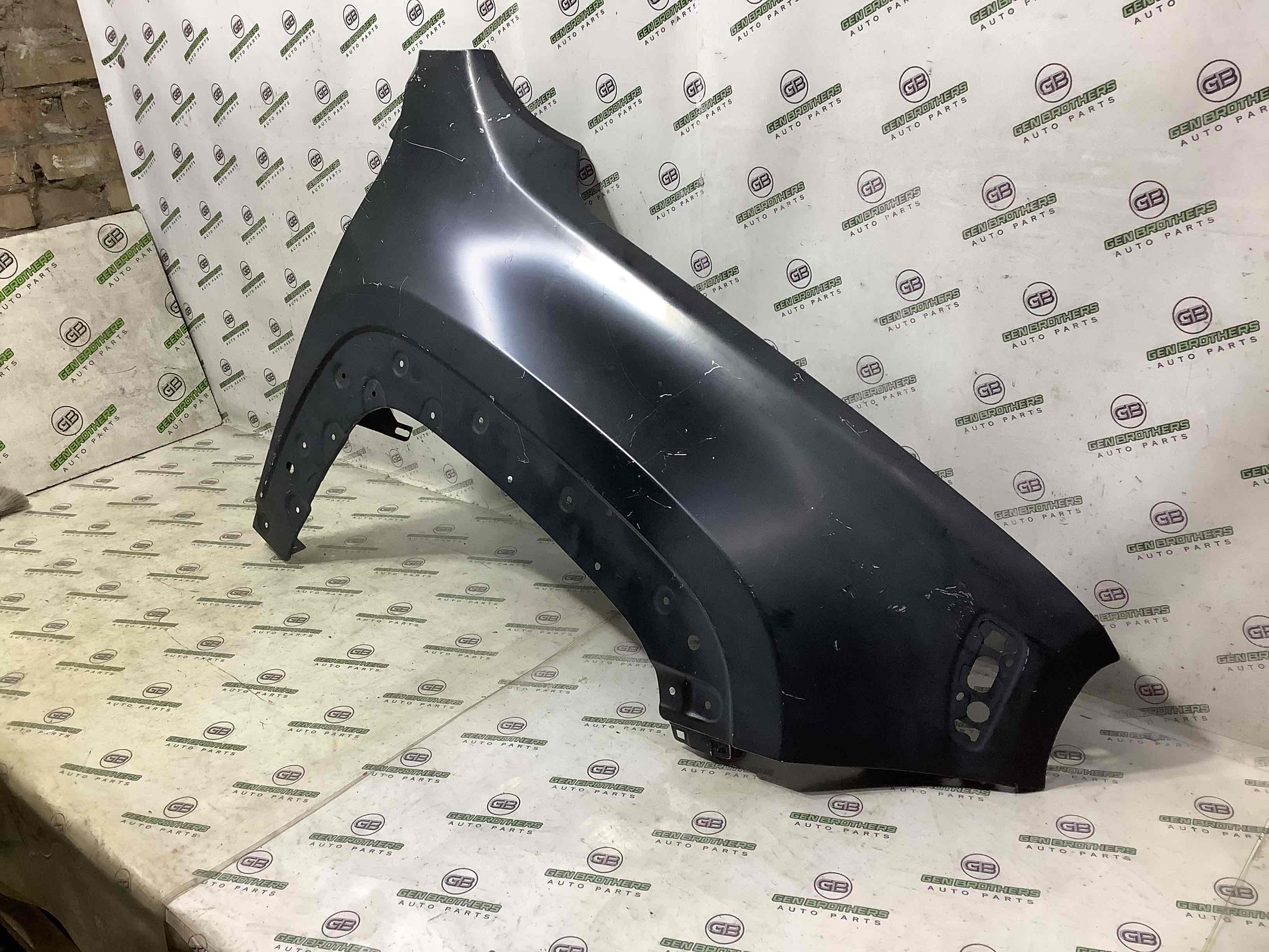 Крыло переднее правое