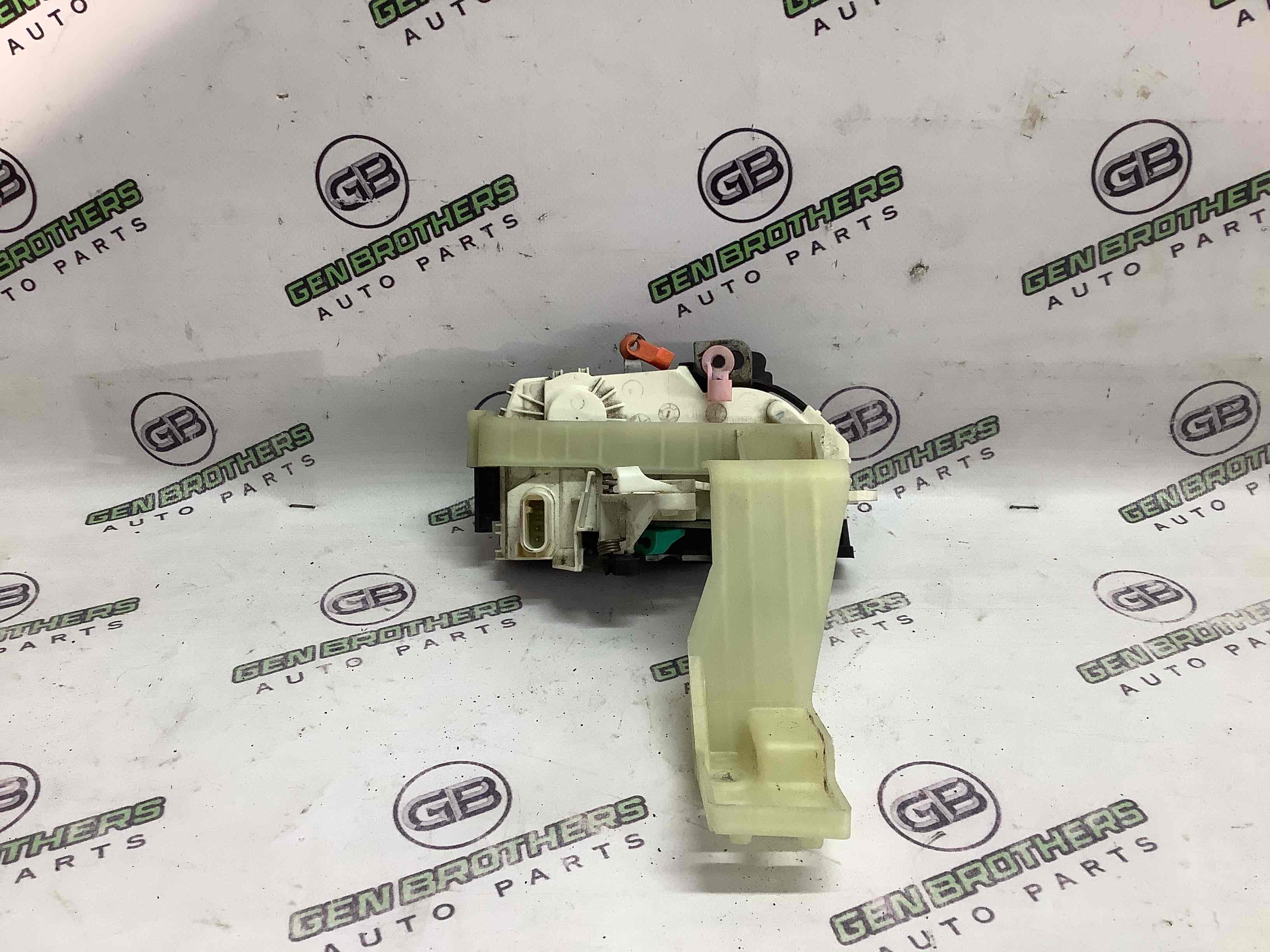 Замок дверей передньої лівої