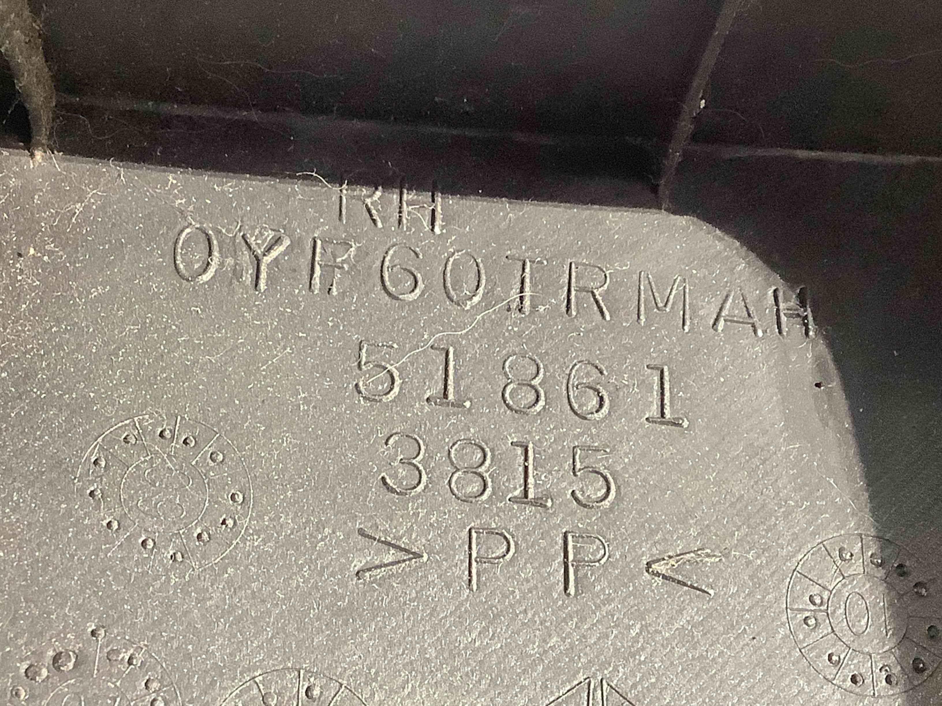 Обшивка центральної стійки права